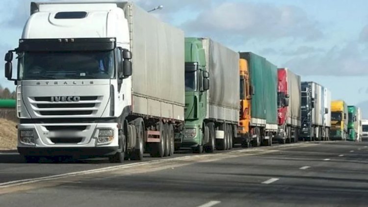 “Qırmızı Körpü” tıxac: Mindən çox avtomobil buraxılış izni gözləyir